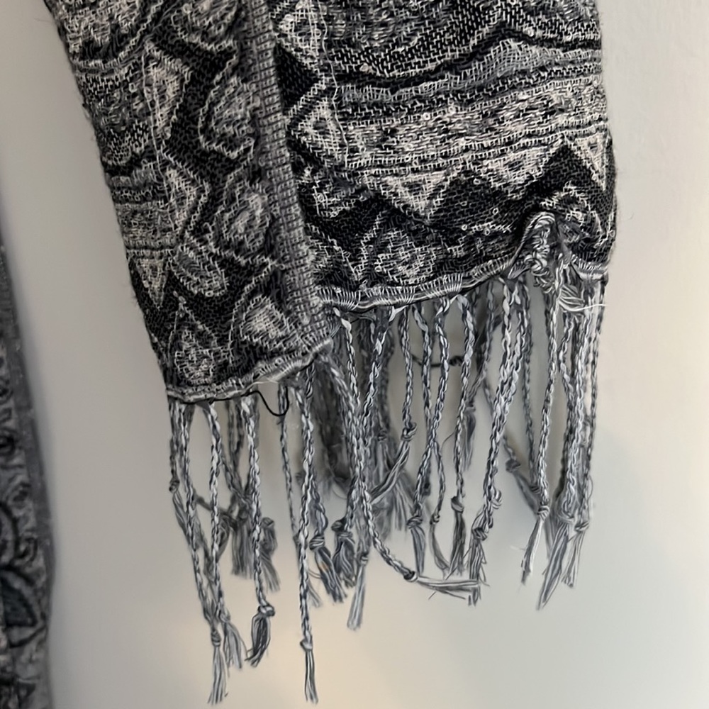 Gray patterned Scarf - Picture 3 of 3